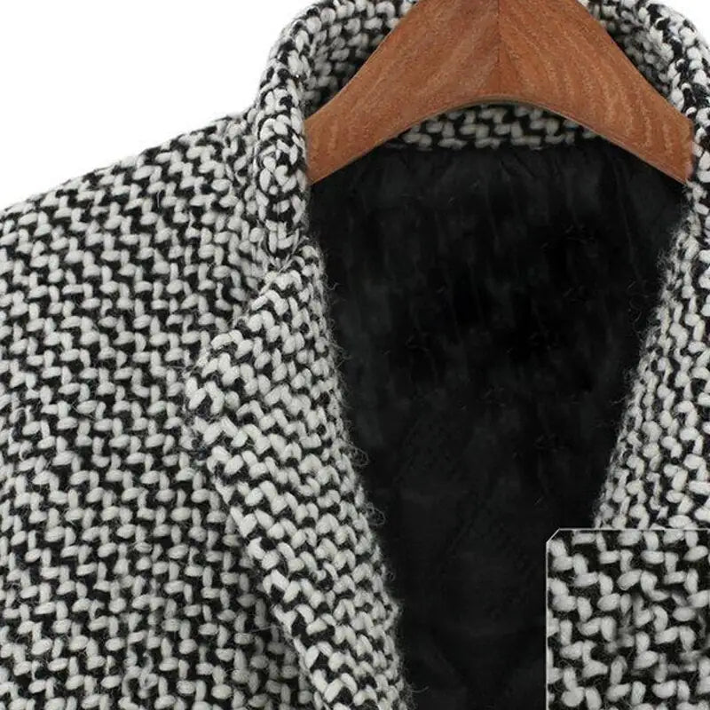 Manteau long tweed pour femme, intemporel et luxueux. Élégance et chaleur garanties pour l'hiver.