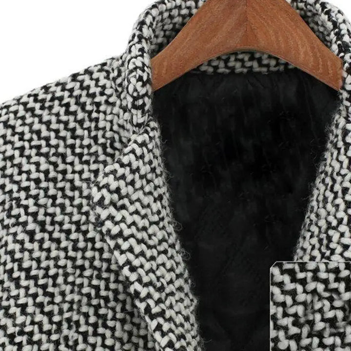 Manteau long tweed pour femme, intemporel et luxueux. Élégance et chaleur garanties pour l'hiver.