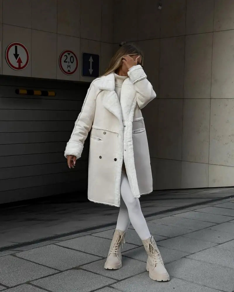 Gros plan sur la texture douce du manteau long femme et le col luxueux en fausse fourrure pour l'hiver.