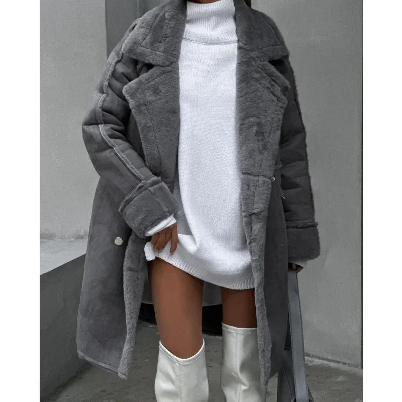 Modèle portant un manteau long femme noir, chaud et élégant, parfait vêtement extérieur de luxe hivernal.