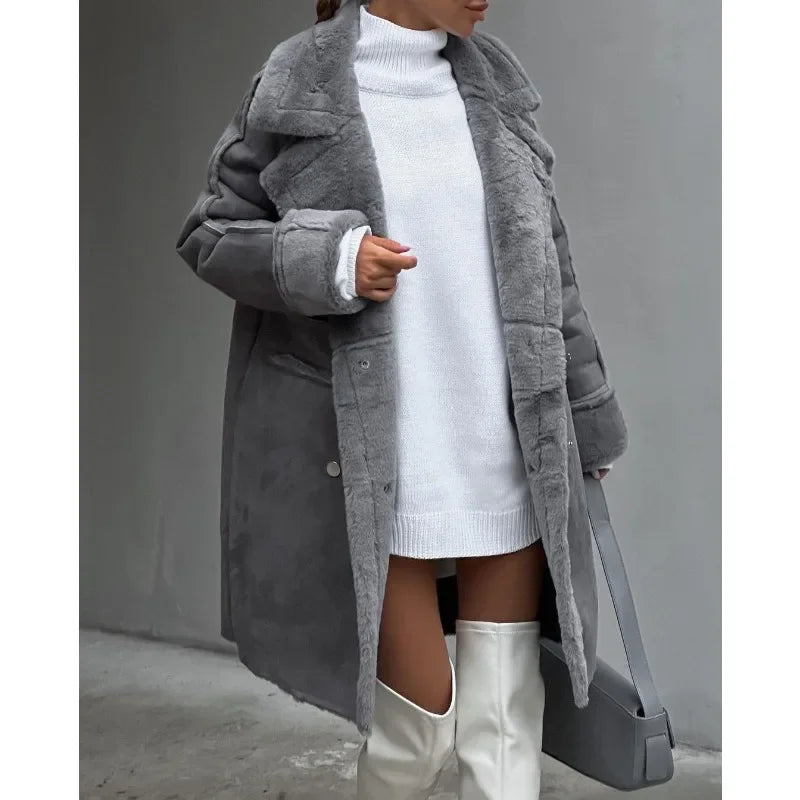 Vue arrière du manteau long femme, coupe élégante, idéal pour rester au chaud avec style durant l'hiver.