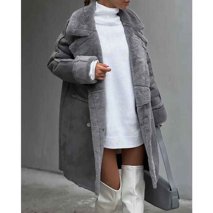 Vue arrière du manteau long femme, coupe élégante, idéal pour rester au chaud avec style durant l'hiver.