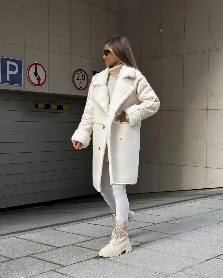 Manteau long femme enveloppant, offrant chaleur et style sophistiqué. Le vêtement extérieur mode hiver par excellence.