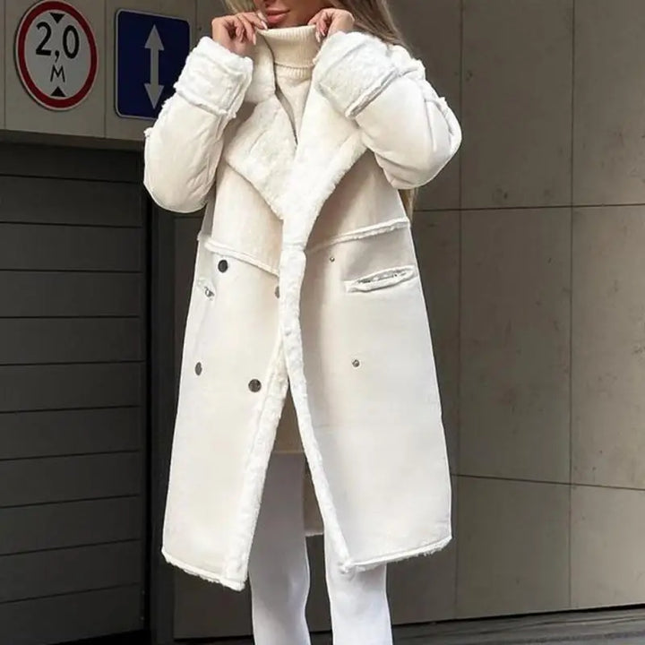 Détail du col en fausse fourrure et des boutons du manteau long femme élégant, ajoutant un luxe hivernal.