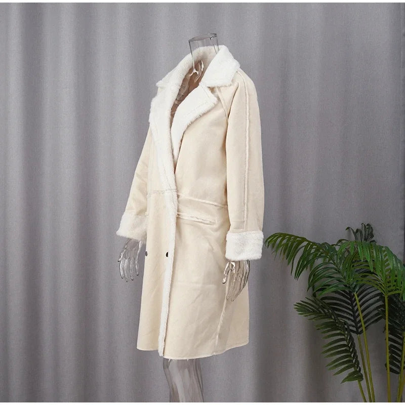 Manteau long femme coupe ajustée, alliant chaleur et élégance. Un essentiel du vêtement extérieur pour l'hiver.