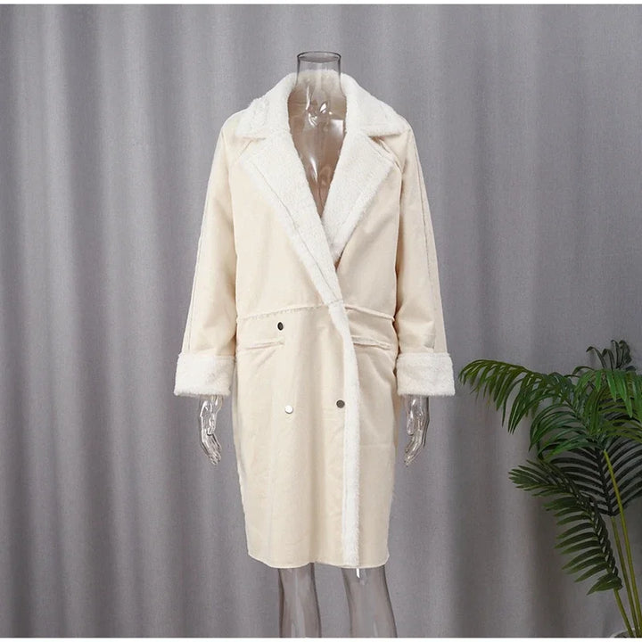 Manteau long femme chic, couleur charbon, avec ceinture pour une silhouette élégante. Idéal pour la mode hiver.