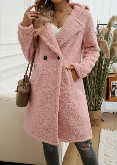 Manteau long femme hiver élégant avec capuche. Chaud, douillet, chic pour un look hivernal raffiné.