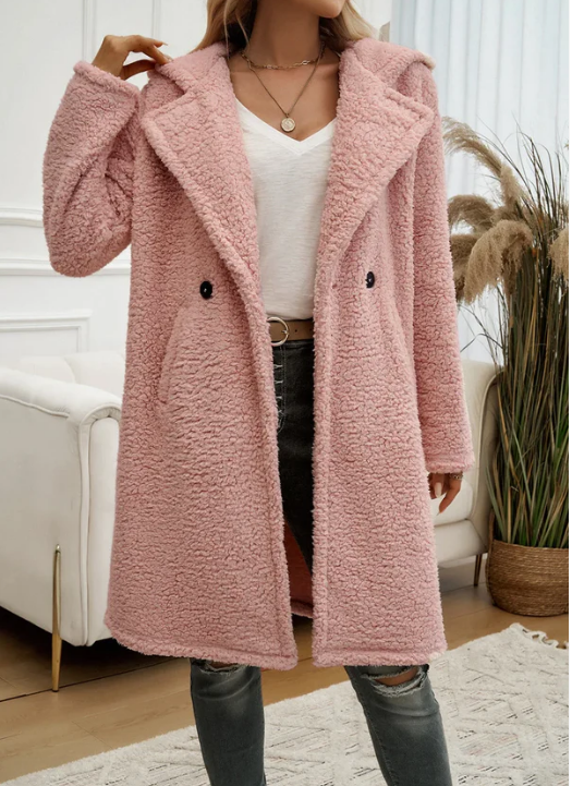 Manteau d'hiver femme chic et douillet à revers. Idéal pour rester au chaud avec élégance et mode.