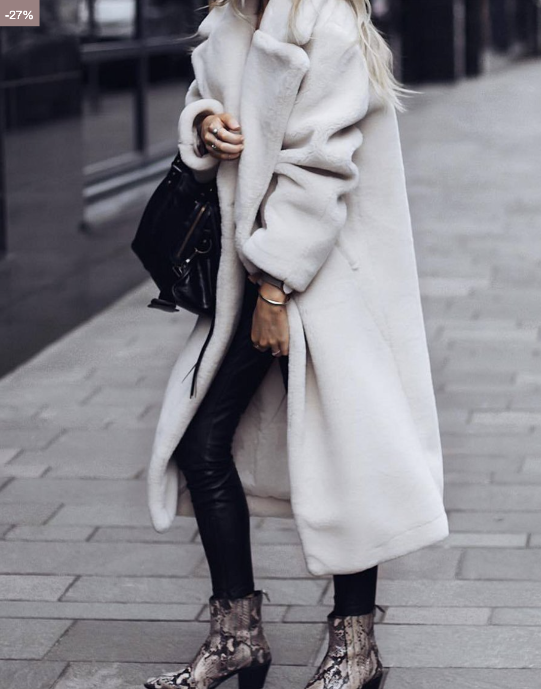 Manteau long femme hiver oversize beige à capuche, style chic et chaud, idéal pour rester élégante en ville.