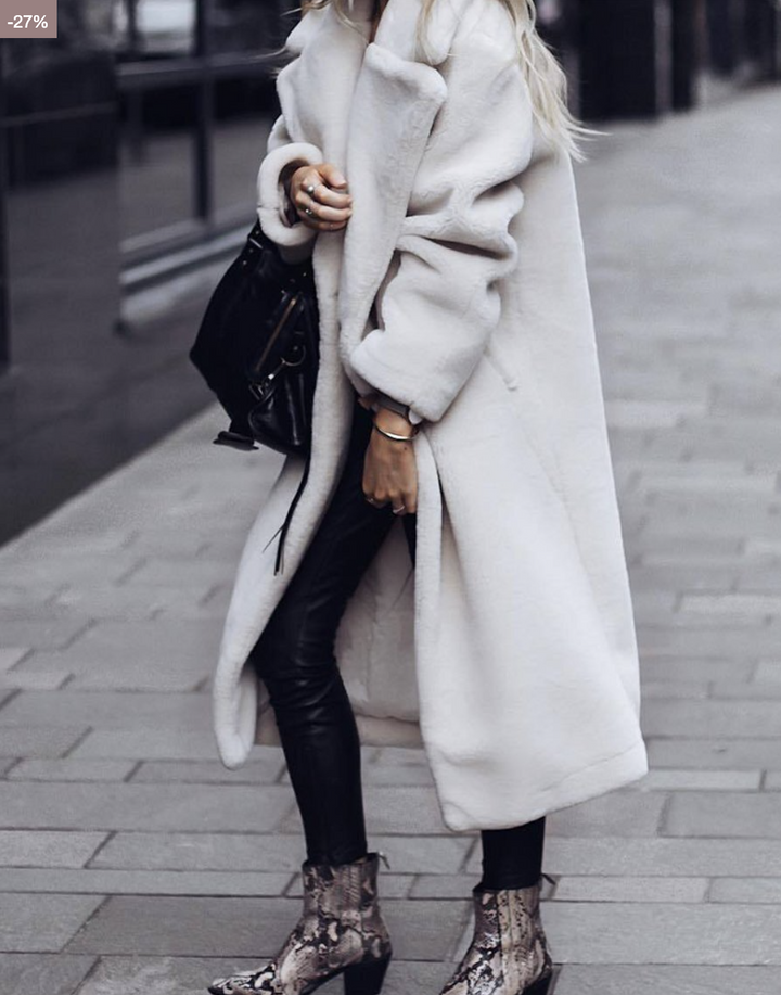 Manteau long femme hiver oversize beige à capuche, style chic et chaud, idéal pour rester élégante en ville.