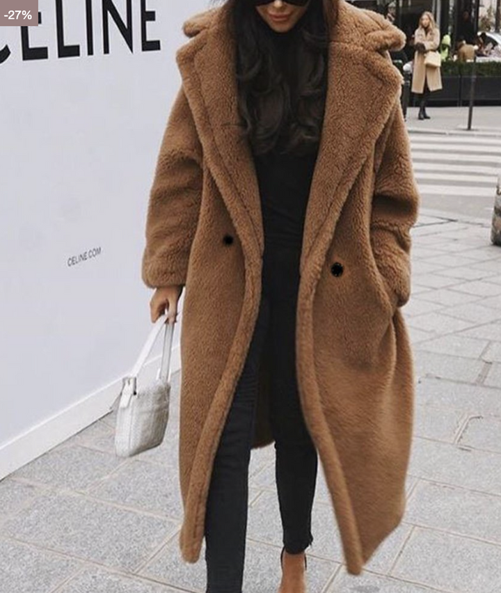 Veste femme hiver marron, coupe oversize et longue, offrant chaleur et élégance pour un look tendance.