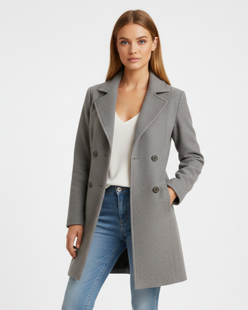 Manteau femme classique et intemporel pour l'hiver. Coupe structurée et design chic pour une mode féminine élégante.
