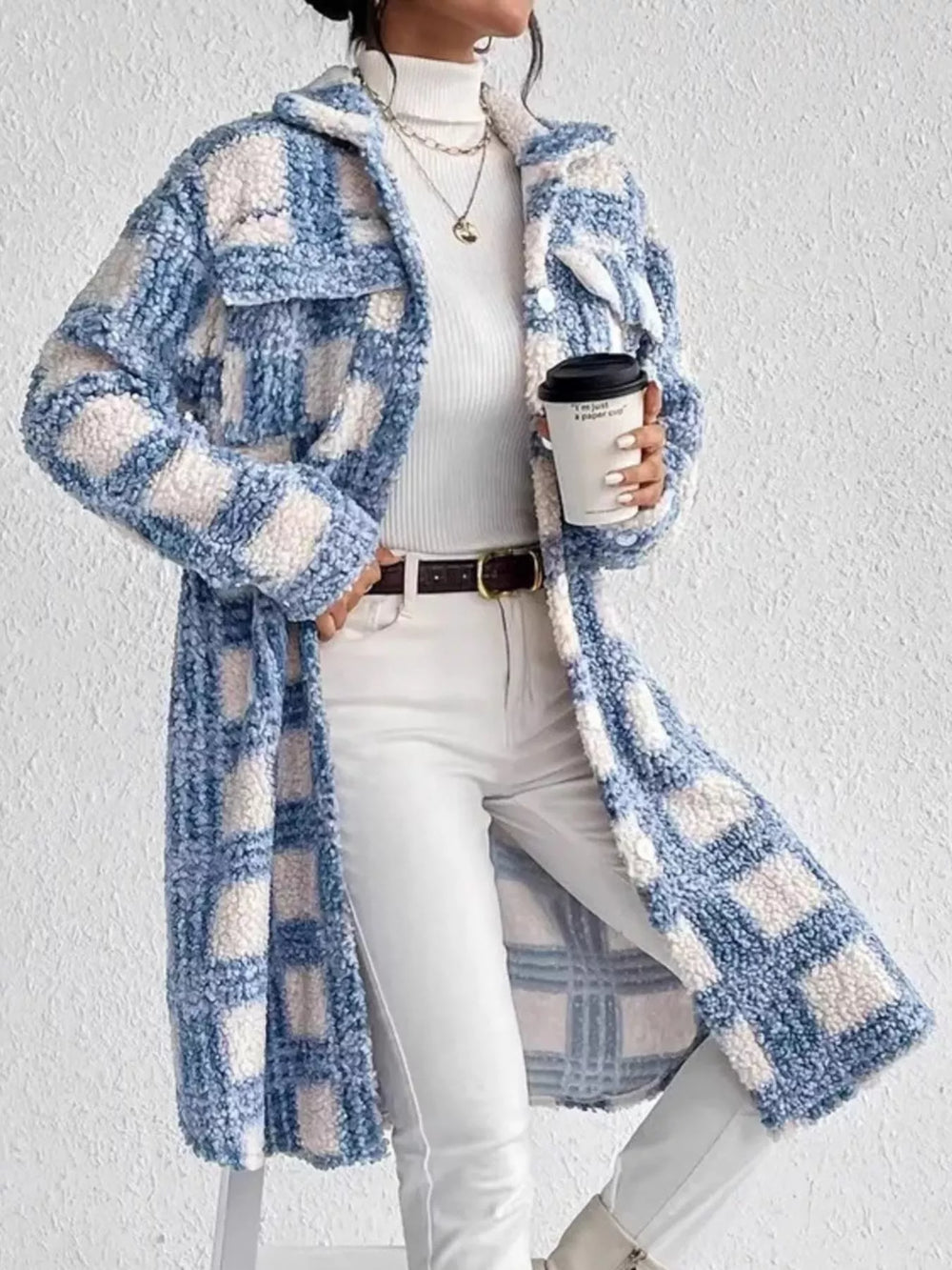 Veste longue femme chic à motifs bleu clair, parfaite pour l'automne. Confort et mode garantis.