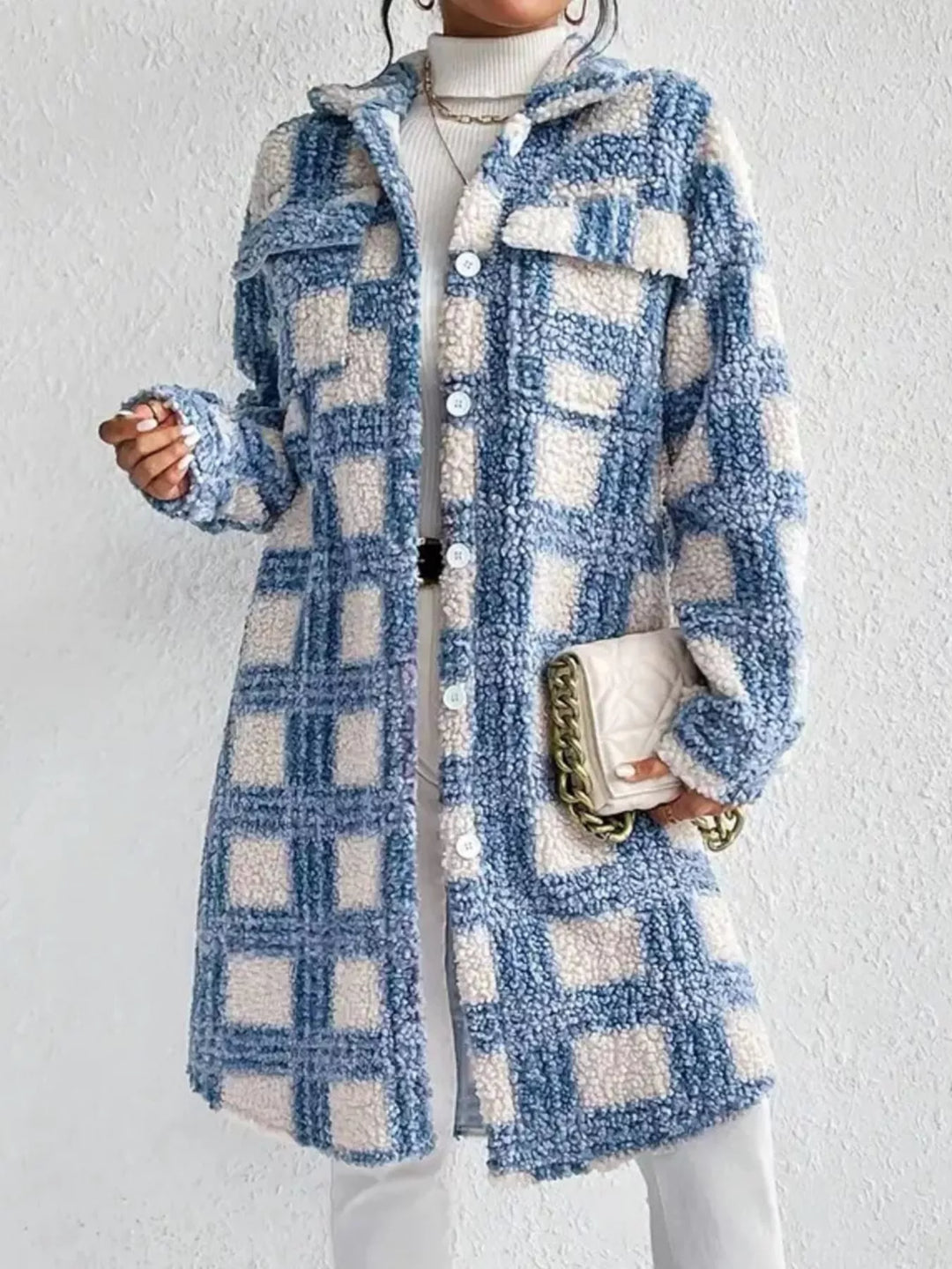 Manteau long femme à motifs bleu clair, offrant chaleur et confort. Un vêtement tendance et chic.