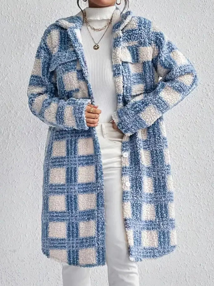 Manteau long femme à motifs uniques, couleur bleu clair. Élégance et chaleur pour l'automne.