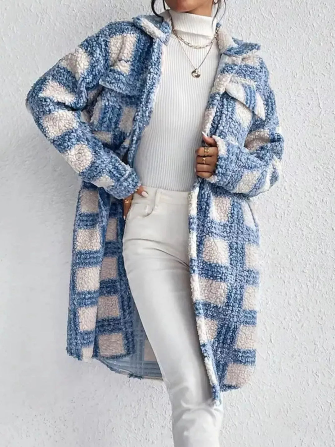 Élégant manteau long femme à motifs, assurant chaleur et style. Veste chic et confortable pour la mode automne.