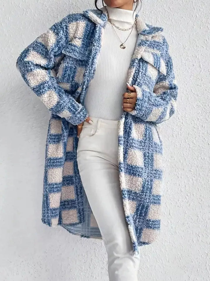 Élégant manteau long femme à motifs, assurant chaleur et style. Veste chic et confortable pour la mode automne.