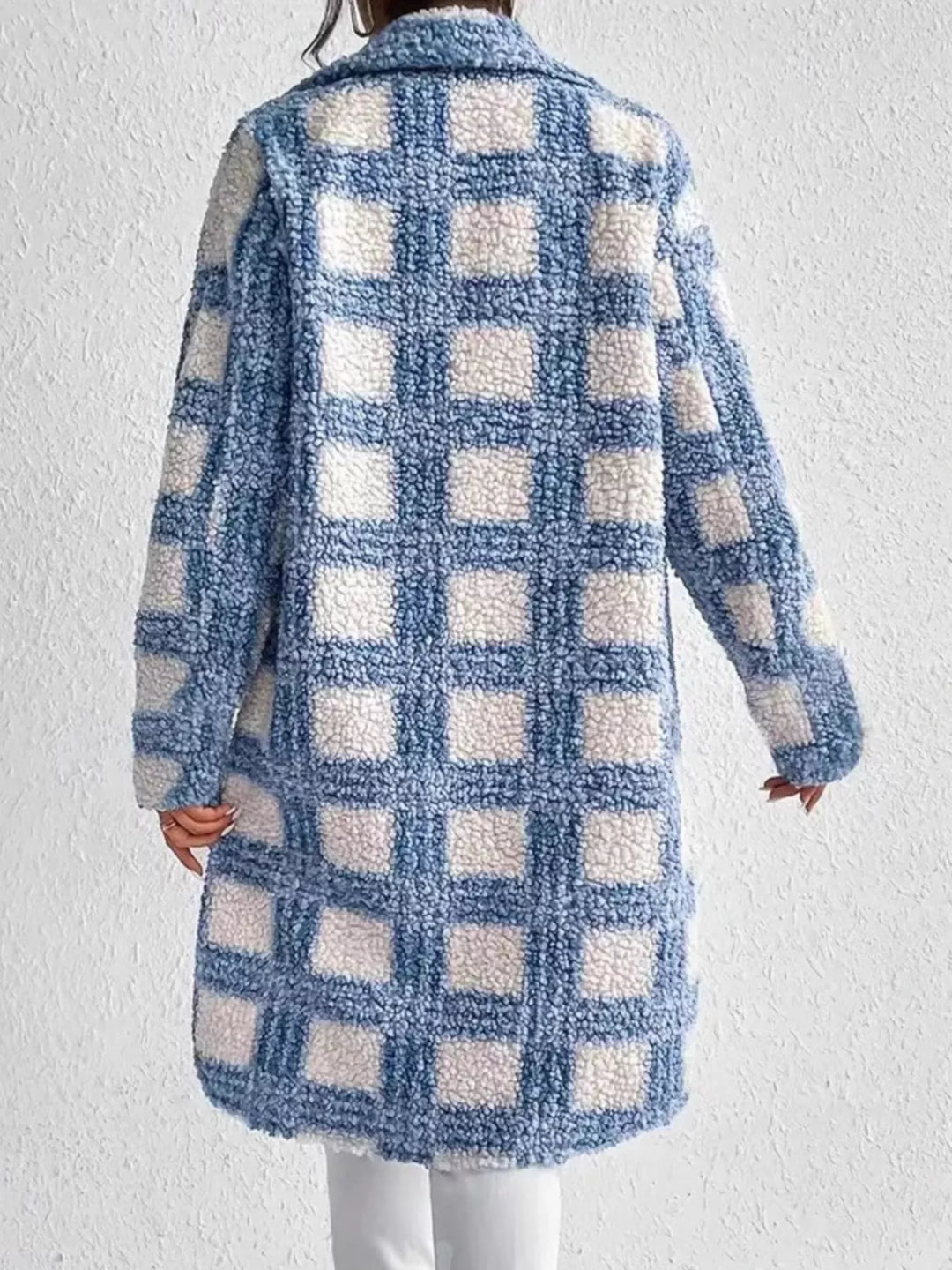 Manteau long femme moderne à motifs tendance, couleur bleu clair. Veste chic pour un look élégant et chaud.