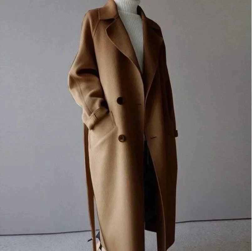 Manteau long élégant femme hiver, noir, coupe chic. Chaud et tendance pour un confort optimal en automne.