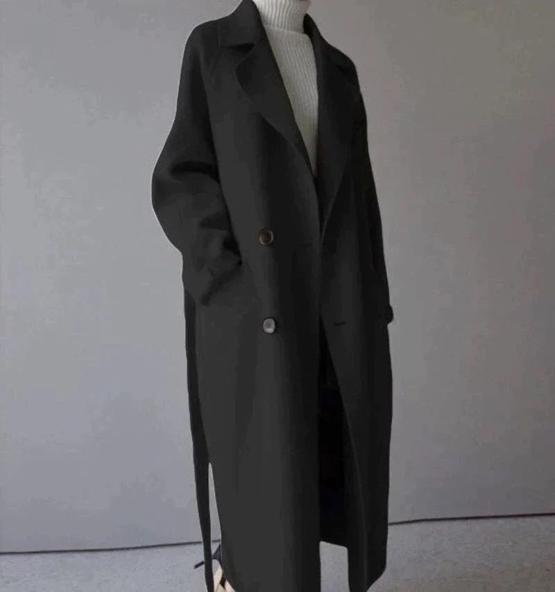 Pardessus long pour femme, coupe ajustée, style chic et moderne, idéal pour l'hiver élégant et la mode.