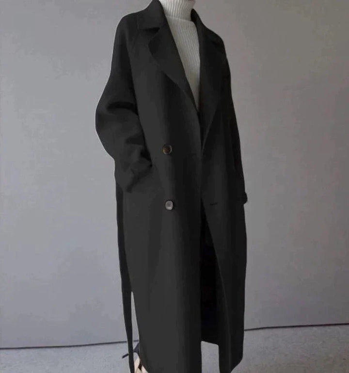 Pardessus long pour femme, coupe ajustée, style chic et moderne, idéal pour l'hiver élégant et la mode.