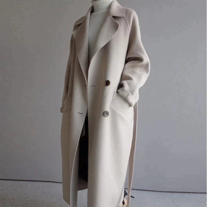 Manteau long femme chic avec col, parfait pour l'hiver, élégance et chaleur assurées, tendance et moderne.