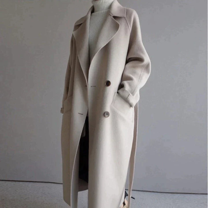 Manteau long femme chic avec col, parfait pour l'hiver, élégance et chaleur assurées, tendance et moderne.