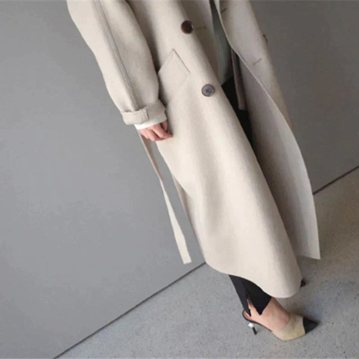 Femme portant un manteau long élégant, idéal pour les sorties hivernales, look chic et tendance assuré.