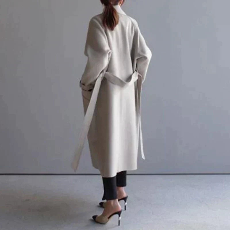 Manteau long élégant et chaud pour femme, parfait pour l'hiver, allie mode, confort et style chic.