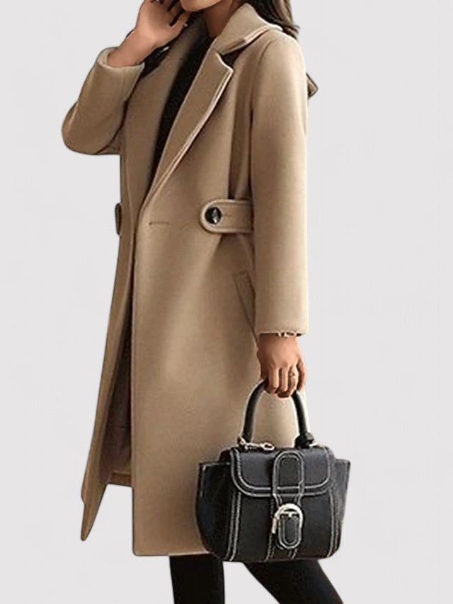 Manteau long kaki femme avec ceinture ajustable, revers structurés. Vêtement hiver chic.