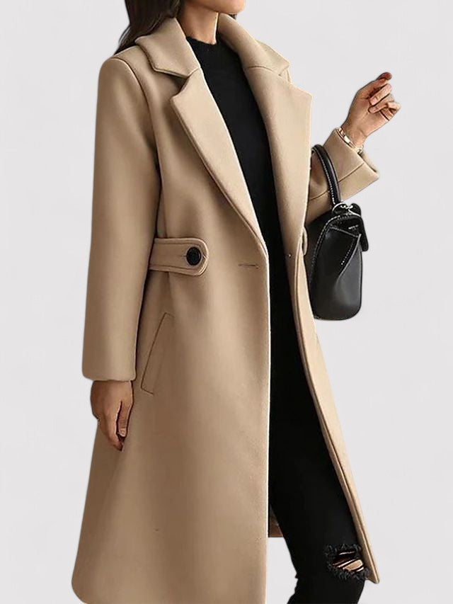 Manteau d'hiver long brun pour femme, coupe ajustée. Style élégant avec ceinture.