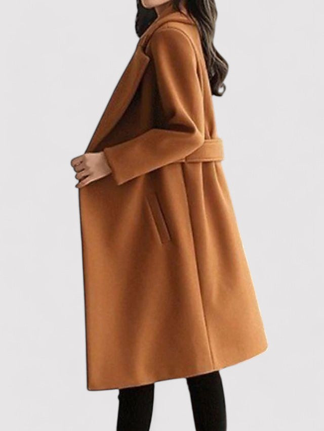 Manteau hiver rouge long femme, parfait pour la mode hivernale. Ceinture fine.