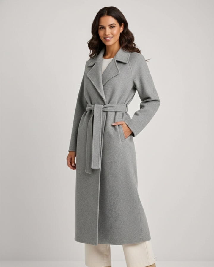 Détail du col revers classique sur le manteau long Talitha. Vêtement d'extérieur femme, style intemporel et moderne.