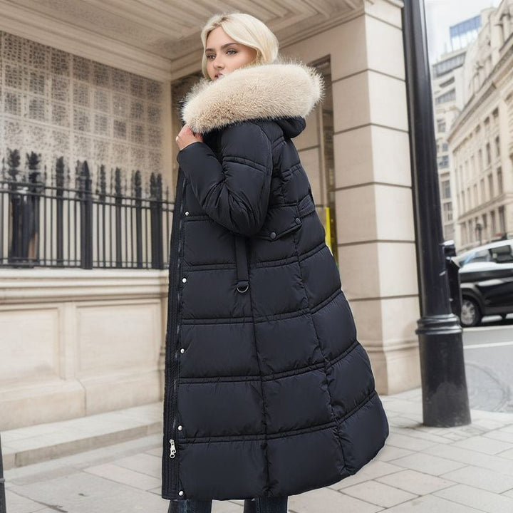 Manteau long matelassé femme moderne, coupe élégante, col fourrure, parfait pour rester au chaud en hiver.