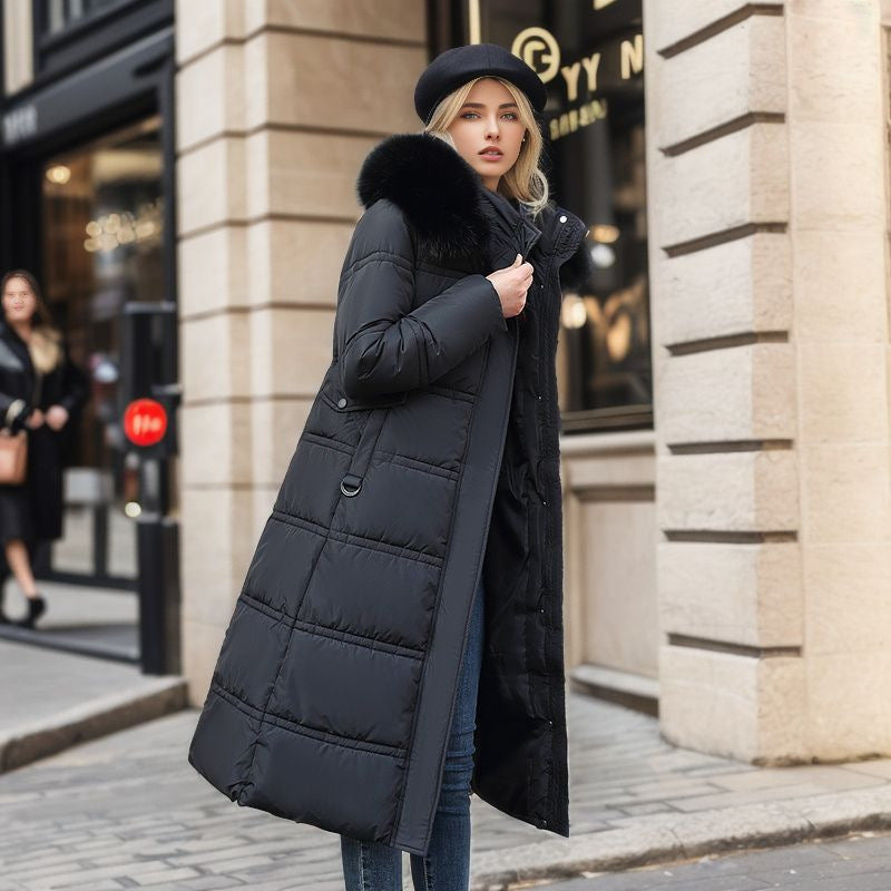 Gros plan sur le col fourrure luxueux d'un manteau long matelassé femme, élégance hivernale assurée.