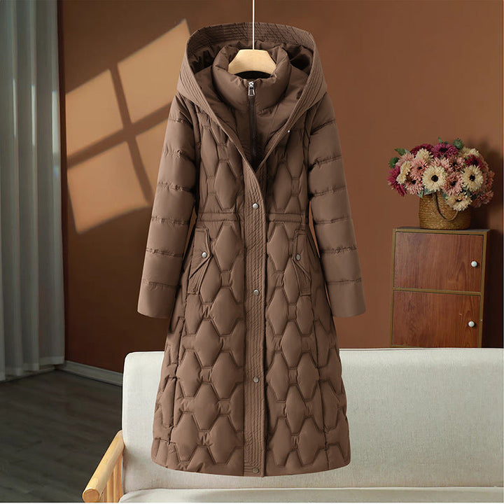 Manteau d'hiver femme, long et matelassé, silhouette élégante pour rester au chaud avec style.