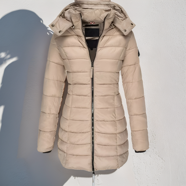 Doudoune longue femme, élégante et chaude. Vêtement d'hiver déperlant avec capuche. Tendance automne-hiver.