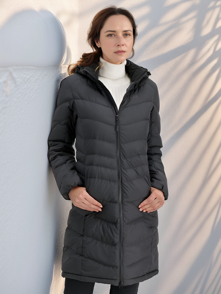 Doudoune longue matelassée pour femme, coupe tendance. Idéale pour rester au chaud et au sec en ville.