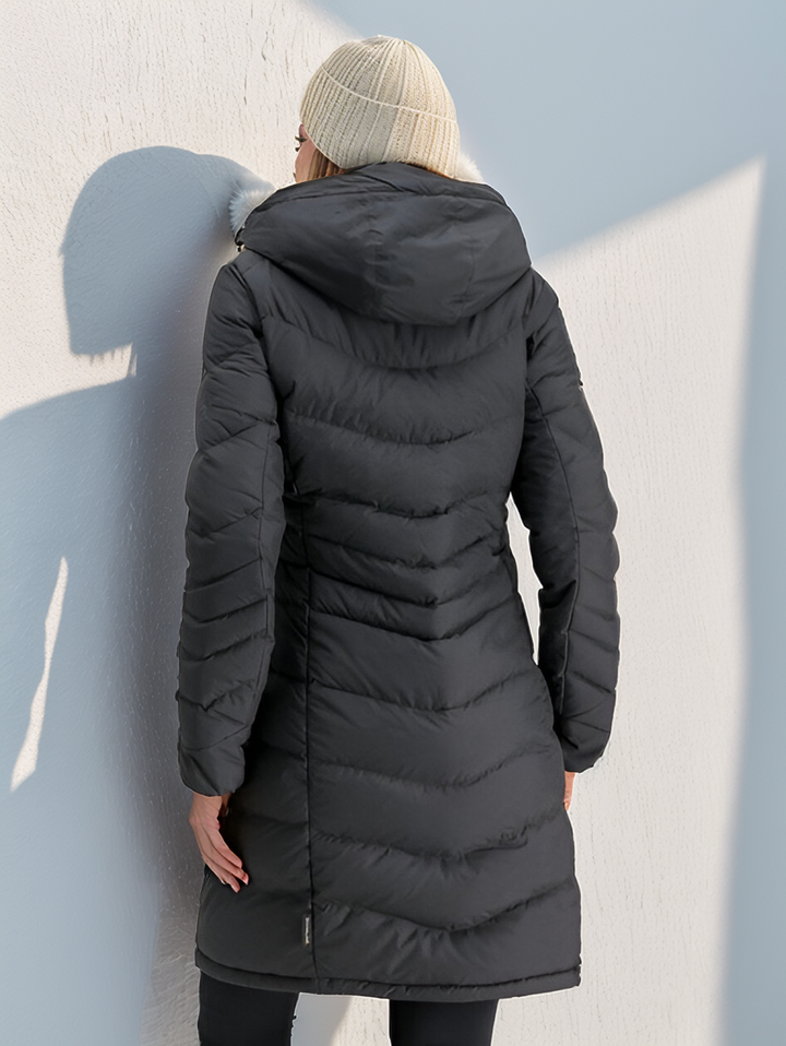 Mannequin portant un manteau long femme rembourré, chaud et léger. Capuche. Style hivernal urbain.
