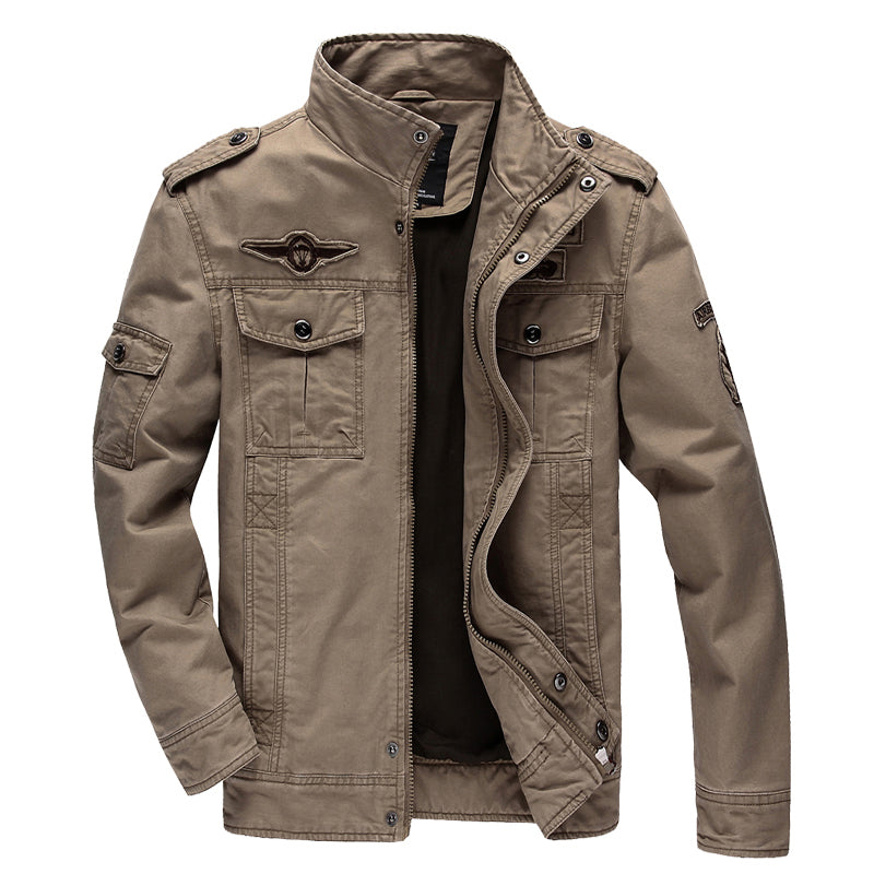 Manteau mi-long homme, style militaire décontracté.  Coupe ajustée, poches multiples.