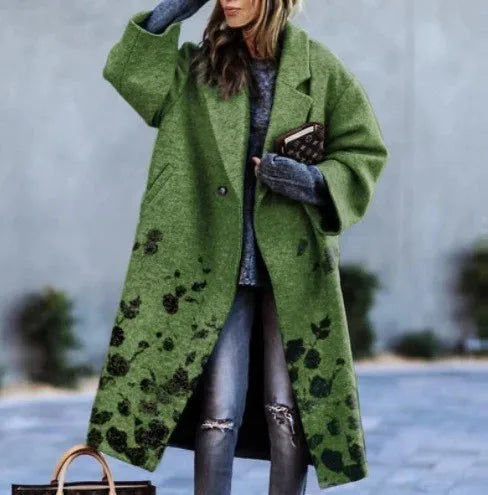 Silhouette élégante d'une femme portant le manteau oversize chic. Parfait pour l'automne.