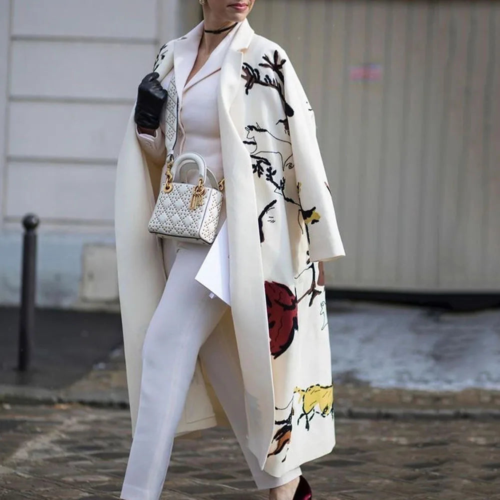 Manteau long oversize femme, essentiel de la mode automne pour un look chic décontracté.