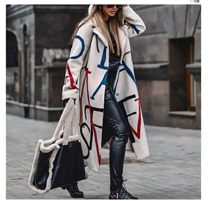 Vue de face du manteau oversize femme, élégant et confortable pour la mode automne.