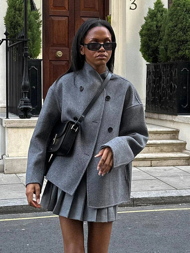 "Manteau oversize Gina en laine, streetwear tendance, coupe décontractée, fermeture boutonnée moderne, couleur unie."