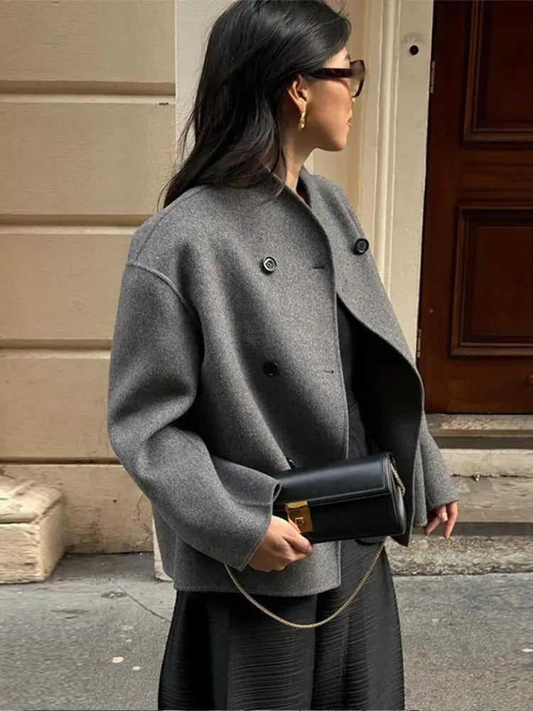 "Manteau oversize Gina en laine, streetwear tendance, coupe décontractée, fermeture boutonnée moderne, couleur unie."