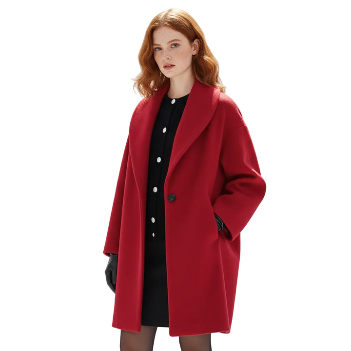 Silhouette élégante en manteau oversize femme, veste longue à revers, pour un look tendance et chic.