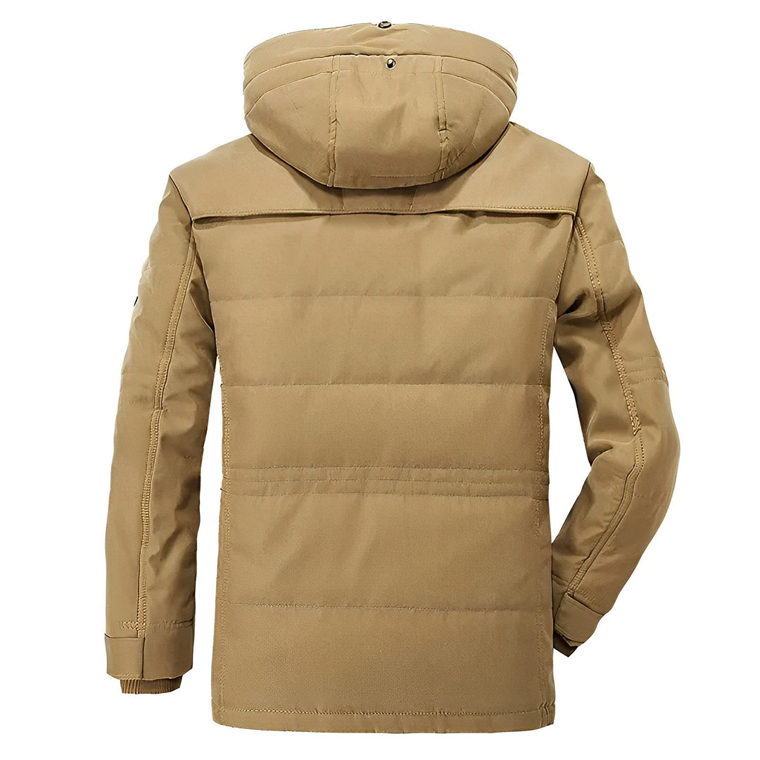 Détail d'une capuche chaude du manteau parka homme classique, essentiel pour la protection hiver et le style.