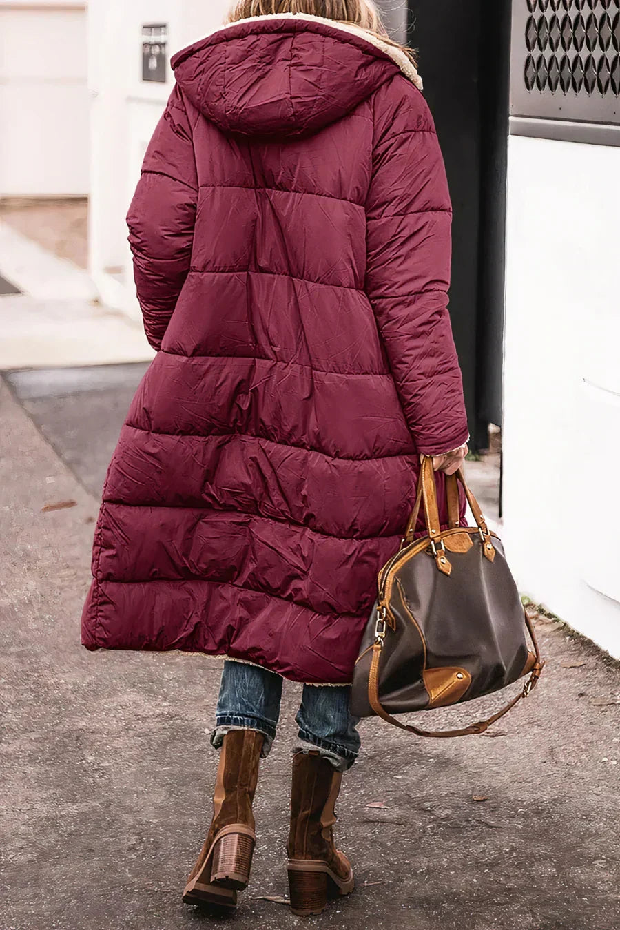 Manteau mode femme réversible, tendance et chaud. Confort élégant pour affronter l'hiver avec style.