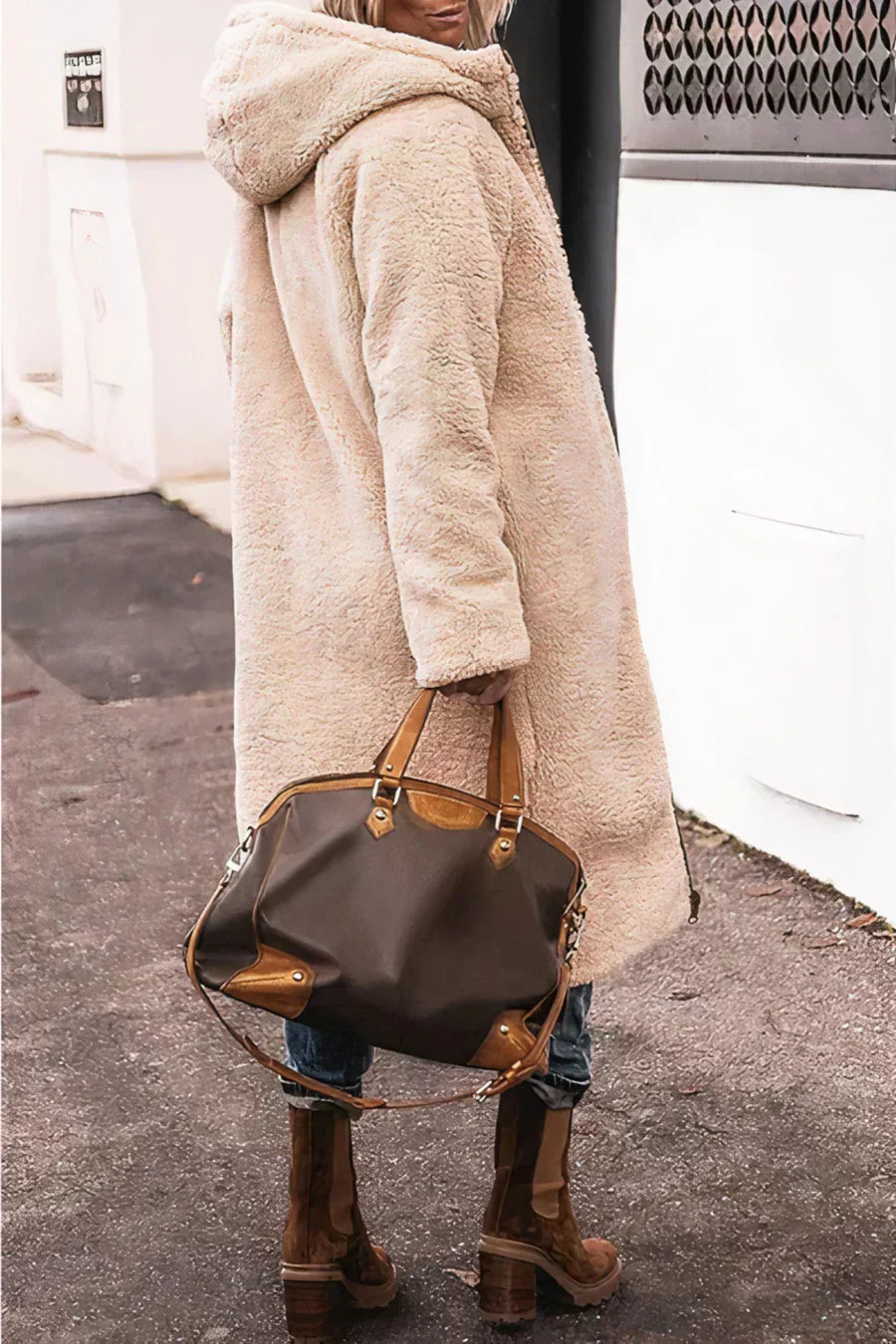 Manteau élégant pour femme, idéal pour le bureau ou une soirée. Chaleur et style garantis en hiver.