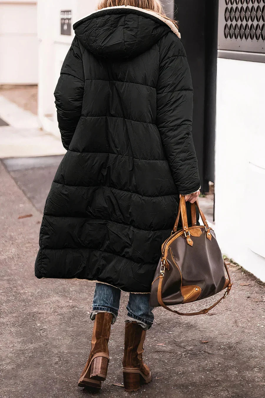Manteau réversible femme offrant deux styles en un. Parfait pour varier les looks quotidiens.